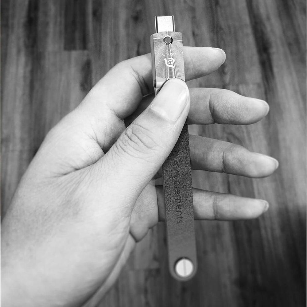 Флэш-диск VLP Adam Elements ROMA 128GB, золотой - фото 6 Флэш-диск VLP Adam Elements ROMA 128GB, золотой - фото 6